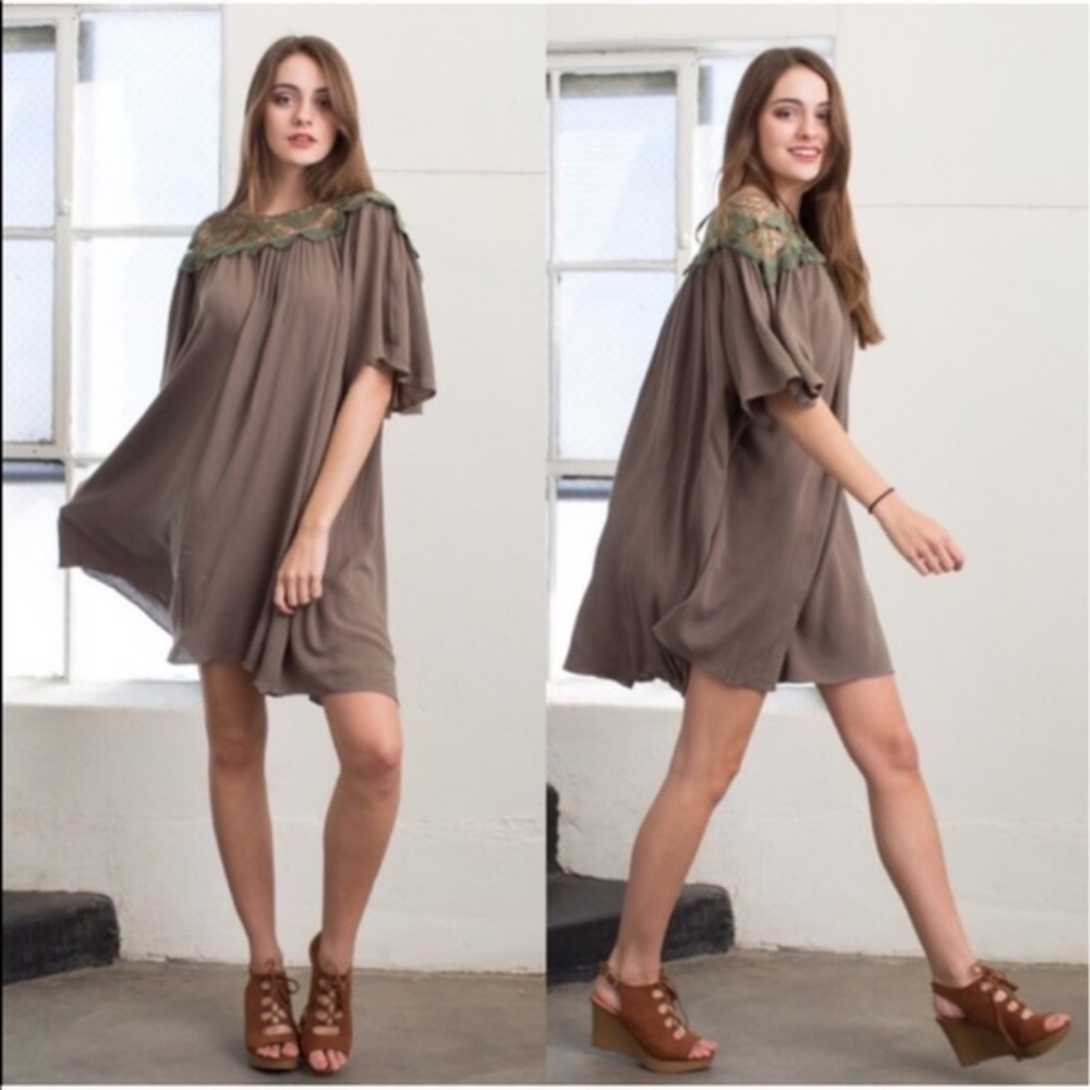 {Catch Me}Sz S Left!Adorable Lace Shoulder Dress